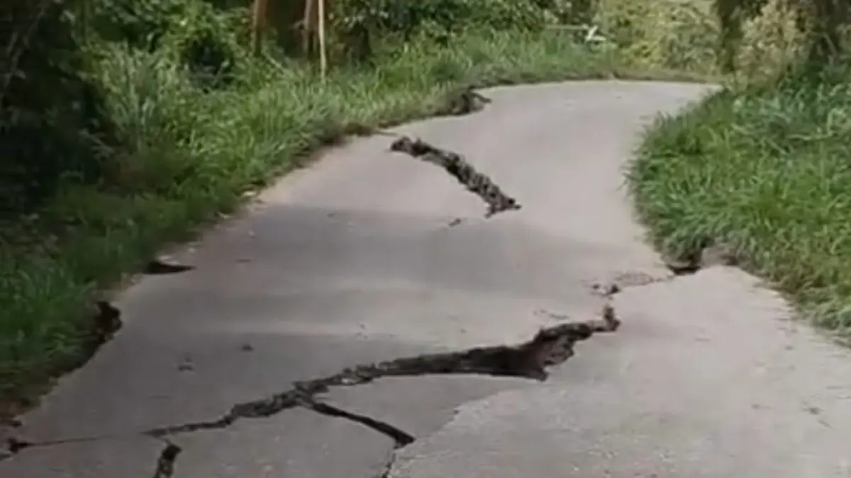 Jalan retak akibat gempa M 6,7 di Sulawesi Tengah. Warga diminta tetap waspada terhadap potensi gempa susulan dan menghindari area terdampak.