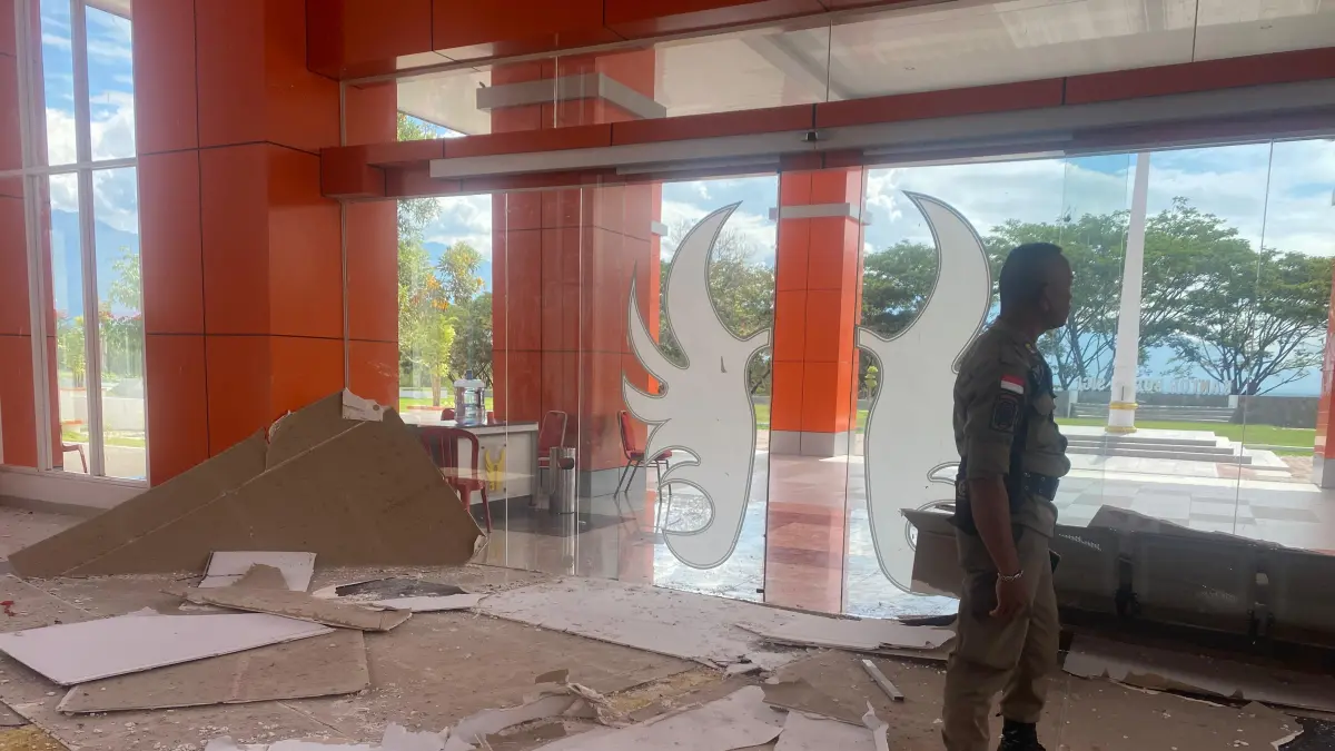 Material plafon lobi Kantor Bupati Sigi di Desa Bora, Kecamatan Sigi Kota, berserakan setelah ambruk akibat gempa bumi magnitudo 6,7 yang mengguncang Sulawesi Tengah, Selasa (16/6/2026). Selain plafon runtuh, sejumlah dinding bangunan juga mengalami retakan akibat kuatnya guncangan. Foto: Angel Sumbara Radar Palu/Jawa Pos.