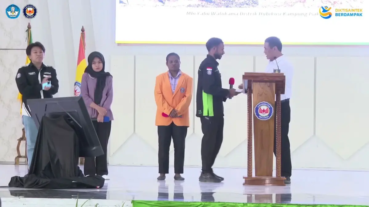 Menteri Pertanian (Mentan) Andi Amran Sulaiman berdialog dengan seorang mahasiswa asal Papua dalam kuliah umum di Universitas Halu Oleo, Kendari, Sulawesi Tenggara, Sabtu (6/6/2026).