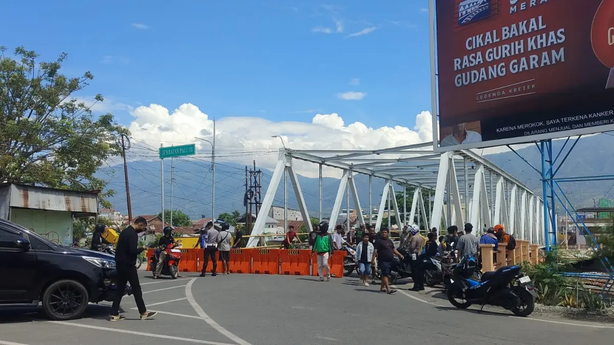 Petugas Satlantas Polresta Palu bersama Dinas Perhubungan memasang pembatas di akses Jembatan III Palu, Selasa (16/6/2026). Langkah ini dilakukan setelah ditemukan tiang penyangga yang miring dan retakan pada sambungan jembatan pascagempa magnitudo 6,7 yang mengguncang Sulawesi Tengah. IST