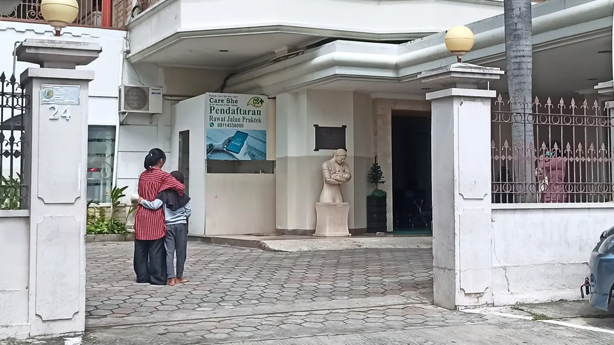 PANIK SAAT GEMPA – Seorang ibu bersama anaknya bergegas keluar dari gedung RSB Care She di Jalan MT Haryono, Kota Palu, saat gempa bumi berkekuatan magnitudo 6,7 mengguncang Sulawesi Tengah, Selasa (16/6/2026). (Foto : Wahono)
