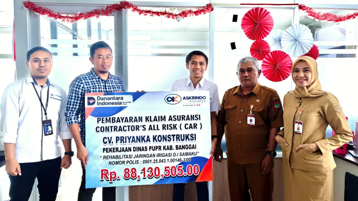 Perwakilan Askrindo menyerahkan pembayaran klaim Asuransi Contractor
