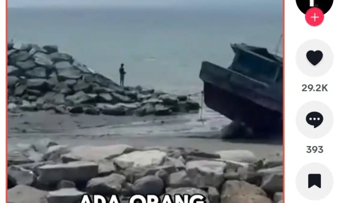 Tangkapan layar dari akun TikTok @yowdantvofficial yang viral, menampilkan aksi santai seorang om tetap memancing di tepi pantai pasca-gempa Magnitudo 6,7 menerjang Kota Palu.