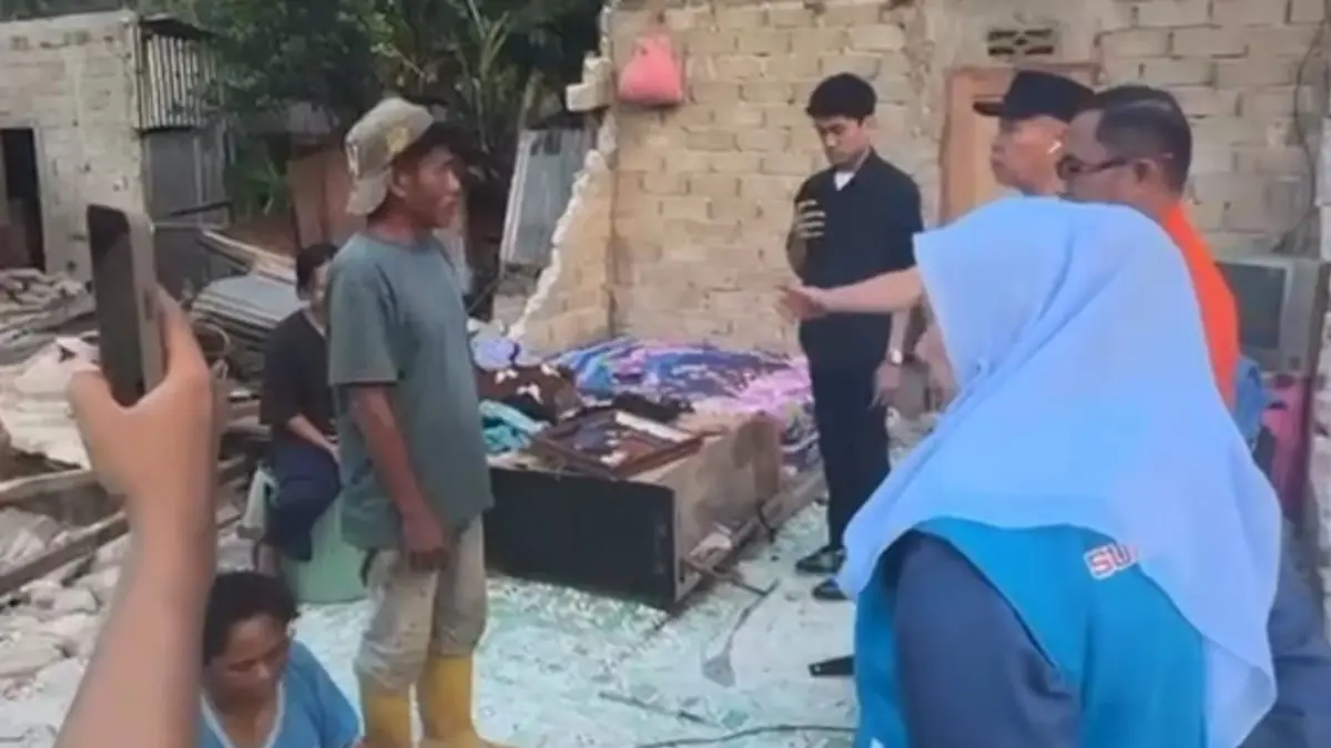 Wakil Gubernur Sulawesi Tengah Reny Lamadjido meninjau kondisi warga terdampak gempa di Desa Kamarora B, Kecamatan Nokilalaki, Kabupaten Sigi, sekaligus memastikan penanganan darurat dan bantuan bagi masyarakat berjalan optimal. FOTO: ISTIMEWA&nbsp;