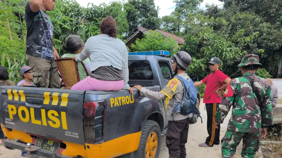 

AMANKAN: Warga yang hendak mengungsi ke tempat aman, dikawal ketat aparat keamanan.(FOTO: ANGEL SUMBARA/RADAR PALU)

&nbsp;
