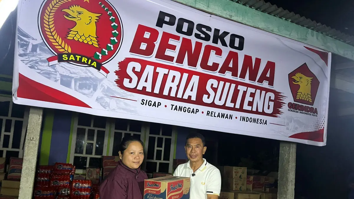 BANTUAN: Ketua SATRIA Sulteng, Moh. Irwan Lapatta memberikan bantuannya kepada korban gempa.(FOTO: ANGEL SUMBARA/RADAR PALU).