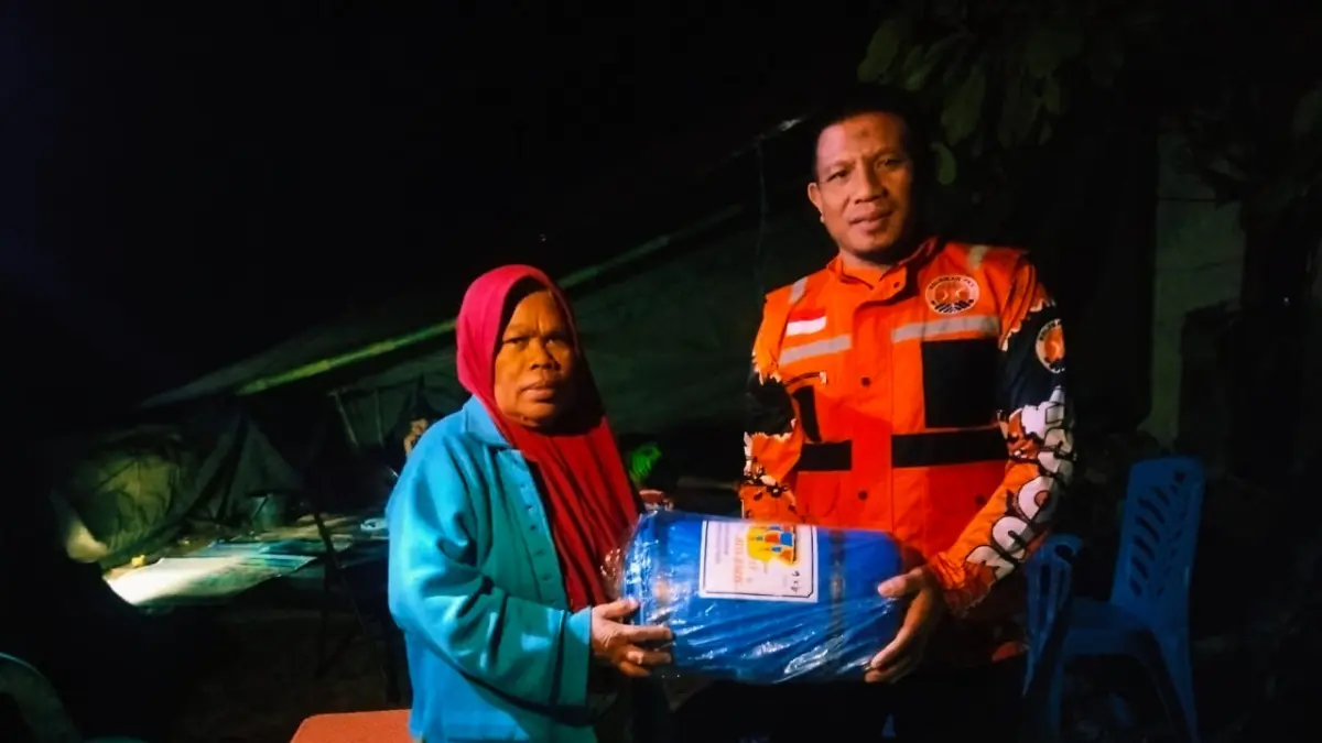 BANTUAN: Relawan DPW PKS Sulteng, menyerahkan bantuan kemanusiaannya kepada korban gempa bumi di Torue, Kabupaten Parimo.