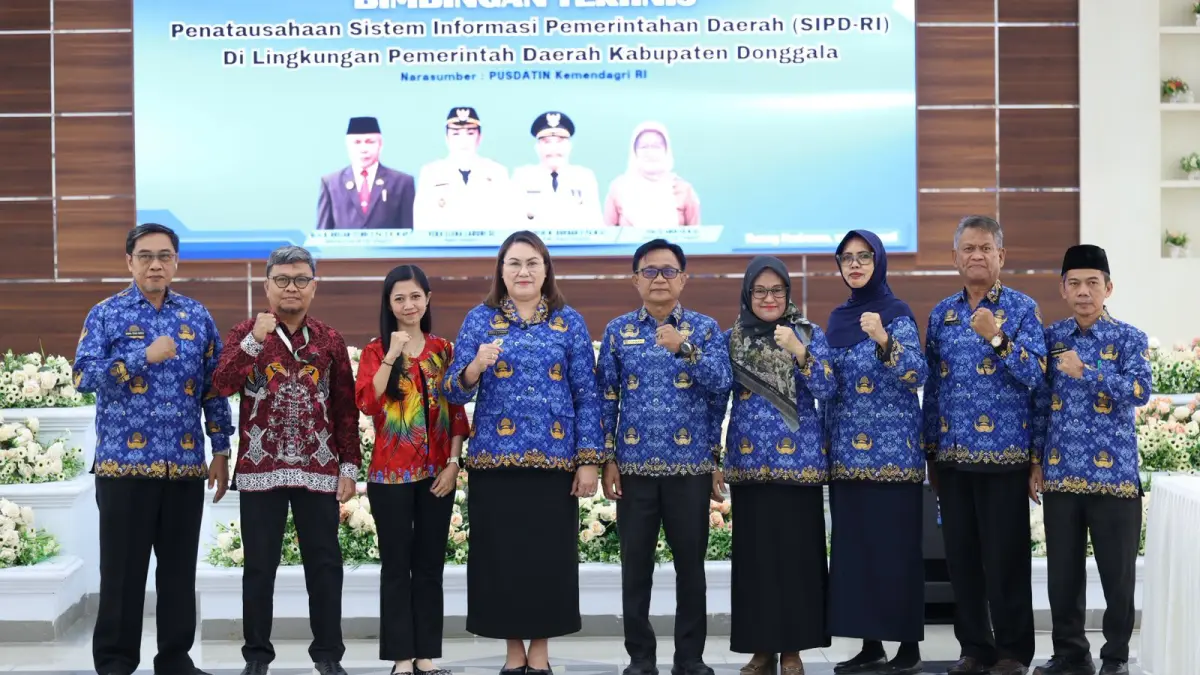 BIMTEK: Bupati Donggala, Vera Elena Laruni usai membuka Bimtek penggunaan aplikasi SIPD-RI, bersama peserta Bimtek, di aula Kasiromu, Kantor Bupati Donggala, Rabu (17/6/2026).(FOTO: UJANG SUGANDA/RADAR PALU).



