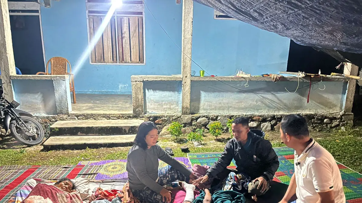 DI BAWAH TENDA: Satu KK warga Sigi, yang membuka tenda, di tempat aman, menghindari kemungkinan terjadinya gempa susulan.(FOTO: &nbsp;ANGEL SUMBARA/RADAR PALU).