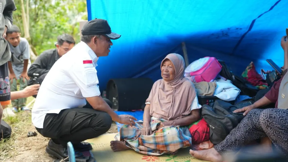 Gubernur Sulawesi Tengah Anwar Hafid meninjau langsung wilayah terdampak gempa di Kecamatan Nokilalaki, Kabupaten Sigi, Rabu (17/6/2026), sekaligus memastikan kebutuhan darurat warga segera terpenuhi. (Pemprov Sulteng)
