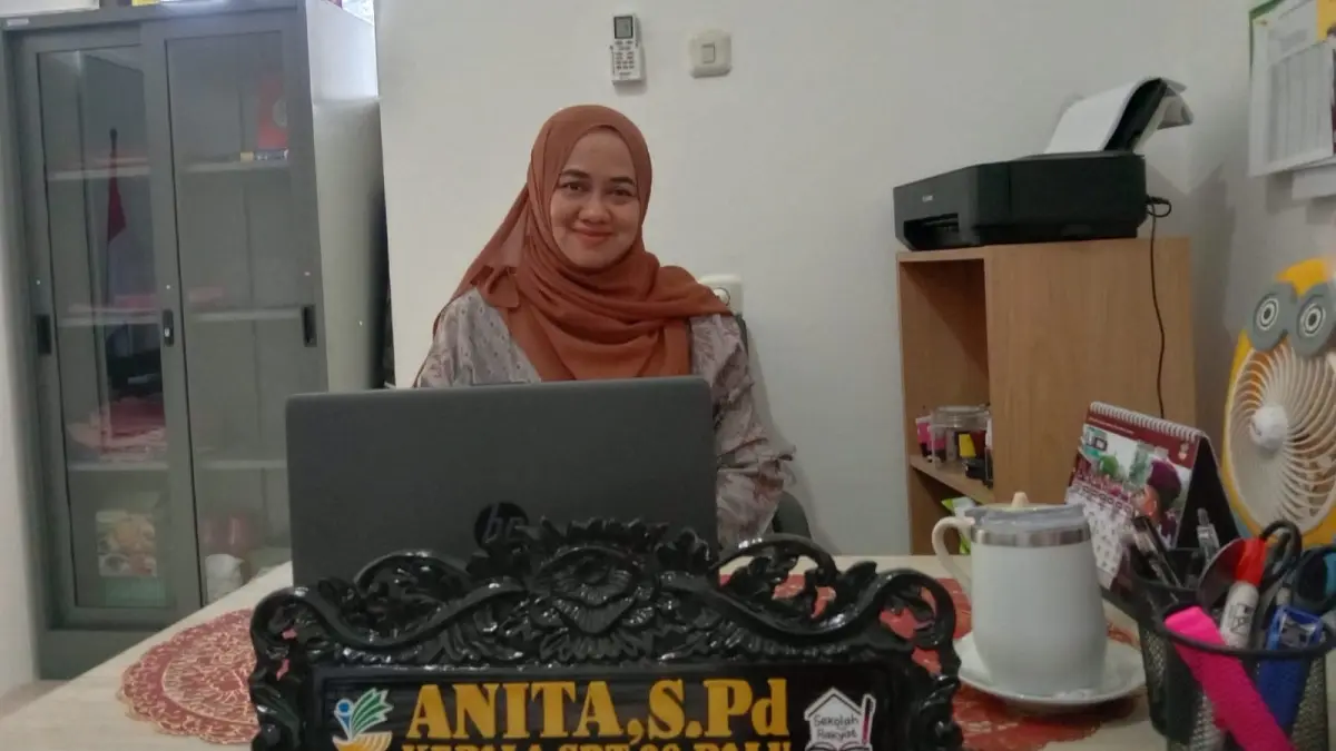 KEPALA SEKOLAH: Kepala Sekolah Rakyat Terintegrasi 20 Palu, Anita, saat ditemui di ruang kerjanya, Rabu (17/6/2026). Pihak sekolah mencatat sekitar 100 siswa telah dijemput orang tua pascagempa yang mengguncang Sulawesi Tengah. (Ade Safitri/Radar Palu.)