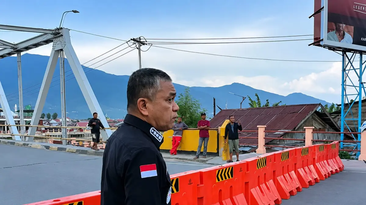 Wali Kota Palu Hadianto Rasyid meninjau langsung kondisi Jembatan III Palu pascagempa M6,7. Jembatan kembali dibuka dengan pembatasan hanya untuk kendaraan pribadi berukuran kecil dan sepeda motor demi menjaga keamanan konstruksi. Foto: @hadiantorasyid