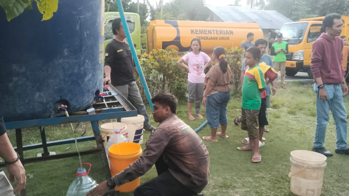 PASOKAN AIR DARURAT: Mobil tangki air dan hidran umum disiapkan untuk melayani kebutuhan warga terdampak gempa di Kecamatan Nokilalaki, Kabupaten Sigi, setelah sejumlah sumber air tertutup material longsor. (Pemprov Sulteng)