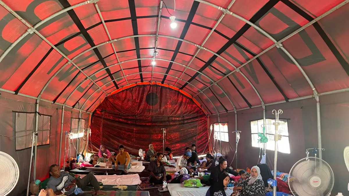 PERAWATAN: Tampak pasien sedang mendapat perawatan di bwah tenda di halaman RSUD Torabelo, Kabupaten Sigi.(FOTO: ANGEL SUMBARA/RADAR PALU).