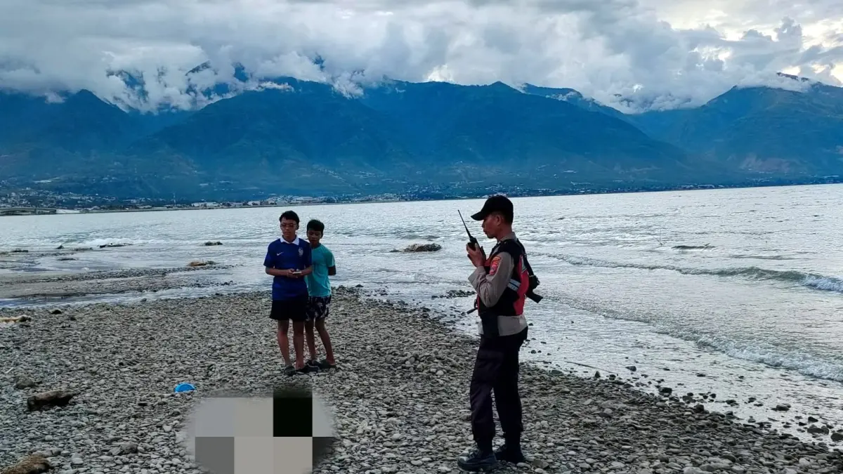 Petugas kepolisian melakukan olah tempat kejadian perkara (TKP) setelah penemuan sesosok mayat tanpa identitas di pesisir Pantai Penggaraman, Kelurahan Talise, Kecamatan Mantikulore, Kota Palu.