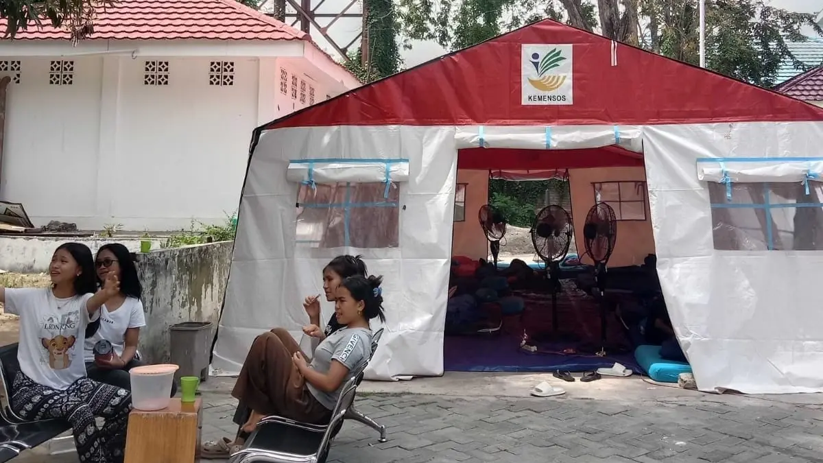 Sejumlah siswa Sekolah Rakyat Terintegrasi 20 Palu berkumpul di sekitar tenda darurat bantuan Dinas Sosial Kota Palu, Rabu (17/6/2026), setelah memilih tidak kembali ke asrama akibat trauma gempa. (Ade Safitri/Radar Palu)
