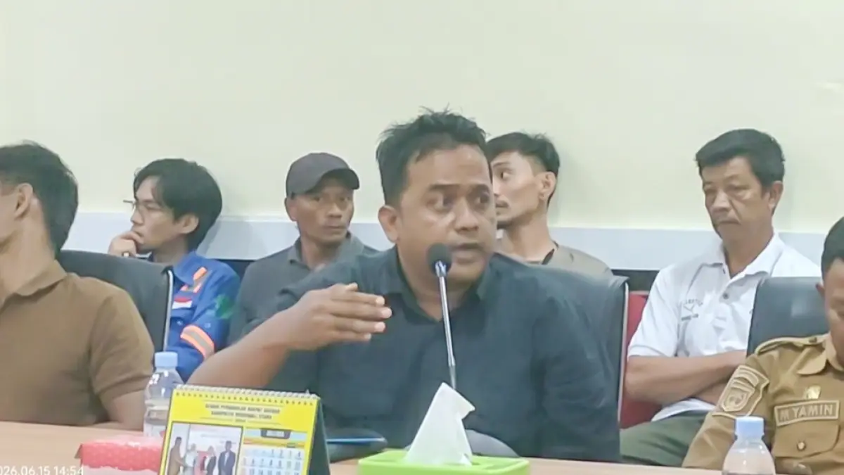 Kepala Teknik Tambang PT Halmahera International Resources (HIR) Bekti Wahyu memberikan klarifikasi dalam rapat dengar pendapat terkait pencemaran intake SPAM IKK Petasia di Ruang Rapat Komisi III DPRD Morowali Utara, Senin (15/6/2026). (FOTO: ISTIMEWA/RADAR PALU)
