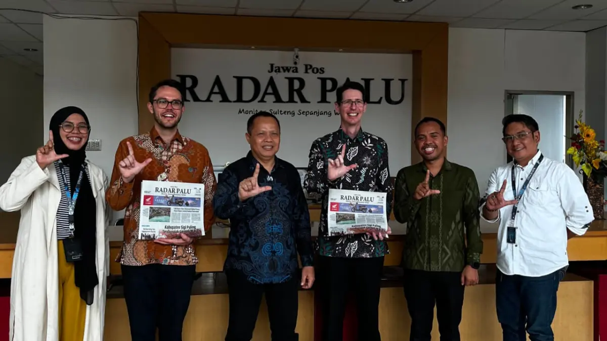 Konsul Jenderal Australia di Makassar, Todd Dias, bersama jajaran Konsulat Australia berfoto bersama Direktur Radar Palu Murtalib dan tim redaksi usai diskusi mengenai peluang beasiswa Australia Awards, program kursus singkat, hibah masyarakat, serta kolaborasi literasi digital dan pencegahan hoaks di Sulawesi Tengah, di Kantor Radar Palu, Kamis (186). (FOTO Radar Palu)