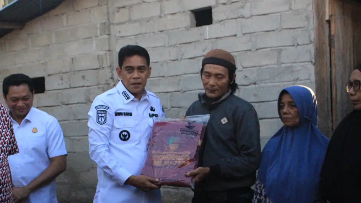 BANTUAN: Bupati Parimo, H. Erwin Burase, memberikan bantuan kepada warga terdampak gempa di Desa Boyantongo di Kecamatan Parigi Selatan serta Desa Torue dan Desa Tolai di Kecamatan Torue.(FOTO: RAHMAT FADHIL/RADAR PALU) 

