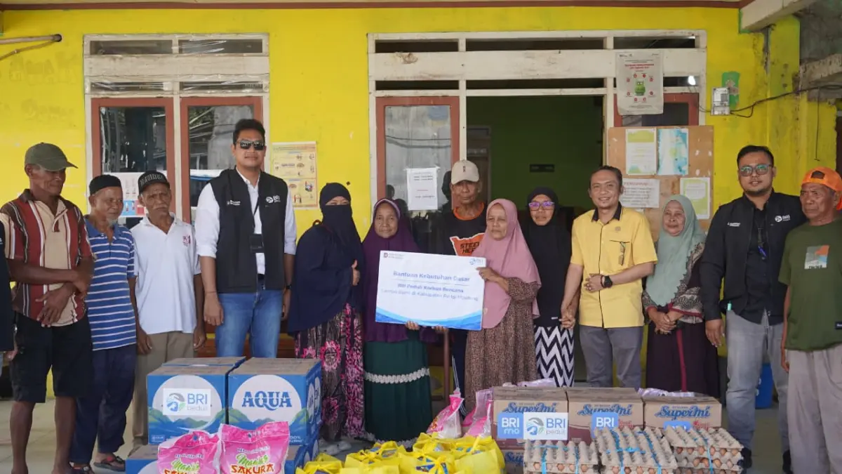 BRI Cabang Parigi menyalurkan bantuan kebutuhan dasar kepada 17 kepala keluarga terdampak gempa bumi M6,7 di Kabupaten Parigi Moutong, Sulawesi Tengah.