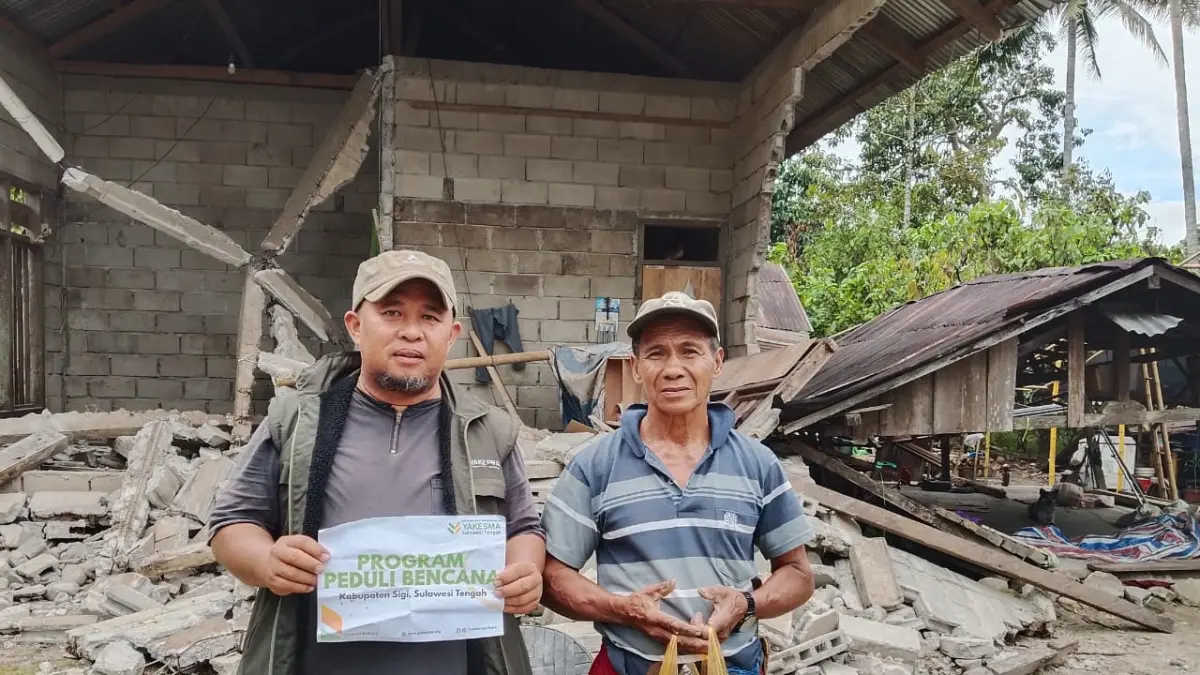 CEPAT TANGGAP: Kepala cabang sekaligus relawan Yakesma Sulteng, Harris Anwar (kiri) saat menyerakan bantua kepada warga di Desa Kamarora, Kecamatan Nokolalaki, Kabupaten Sigi pada Rabu (17/6/2026)