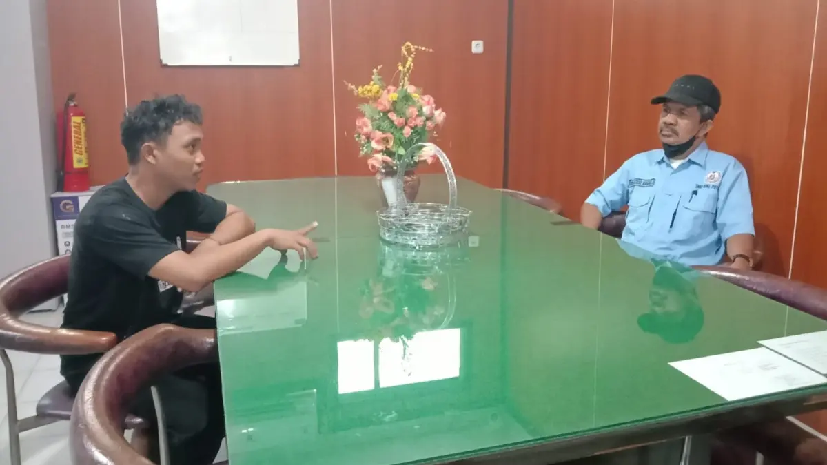 Kepala Sekolah SMK Bipo Palu, Drs. Asrul Nagaula (kanan) saat berbincang dengan Penjaga sekolahnya Syawaluddin Laduan (kiri) yang melompat dari lantai dua saat gempa mengguncang, Kamis (1862026). (Ade Safitri/Radar Palu)
