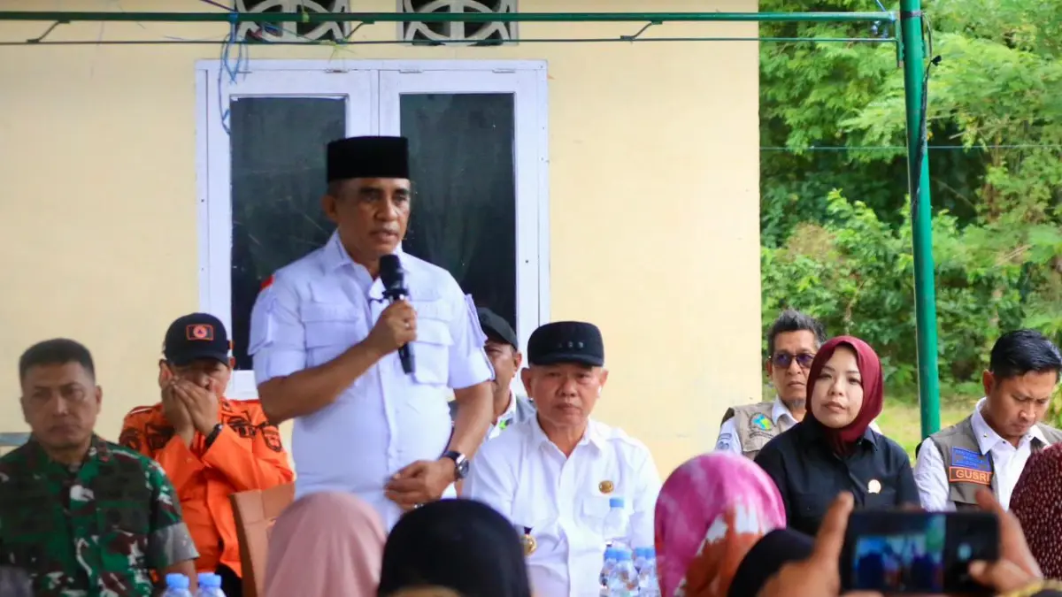KEPEDULIAN: Waket DPRD Sulteng , Hj Arnila H. Mo Ali, mendampingu Gubernur H. Anwar Hafid, mengunjungi warga korban gempa bumi, di Kabupaten Sigi.(FOTO: HUMAS DPRD SULTENG/RADAR PALU)
