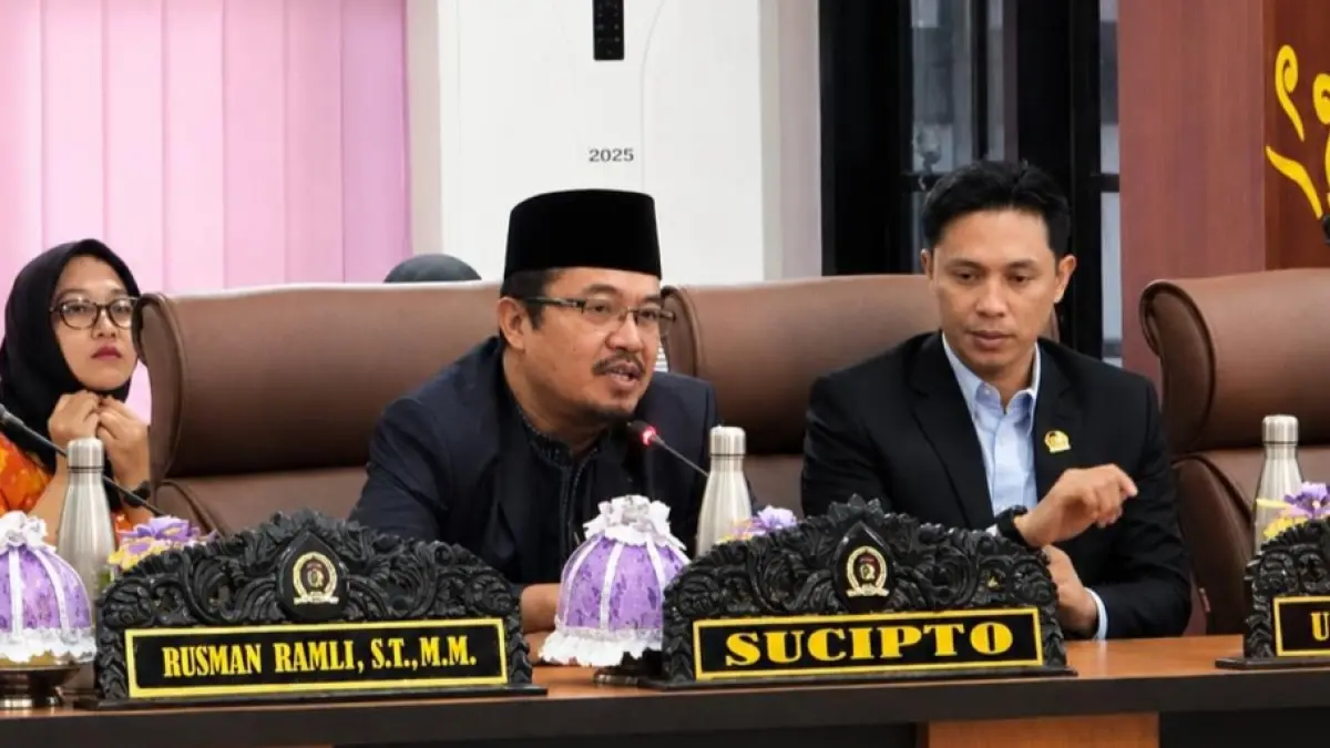 Ketua Badan Kehormatan DPRD Kota Palu, Sucipto, memberikan pembinaan kepada anggota dewan terkait disiplin kehadiran dalam rapat paripurna, Kamis (18/6/2026). Foto : Annisa Wibdy/Radar Palu&nbsp;