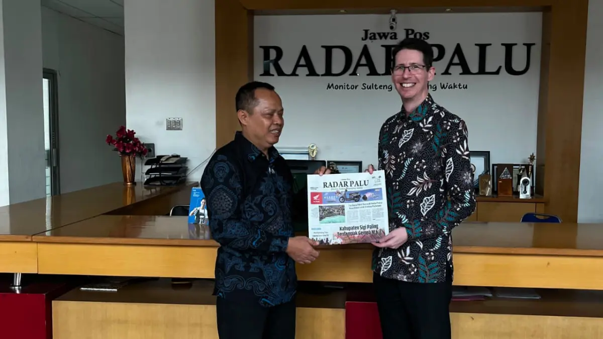 Konsul Jenderal Australia di Makassar, Todd Dias, mengunjungi Radar Palu dan berdiskusi mengenai pendidikan, peluang beasiswa Australia bagi warga Sulawesi Tengah, serta pentingnya menangkal penyebaran berita hoaks. 