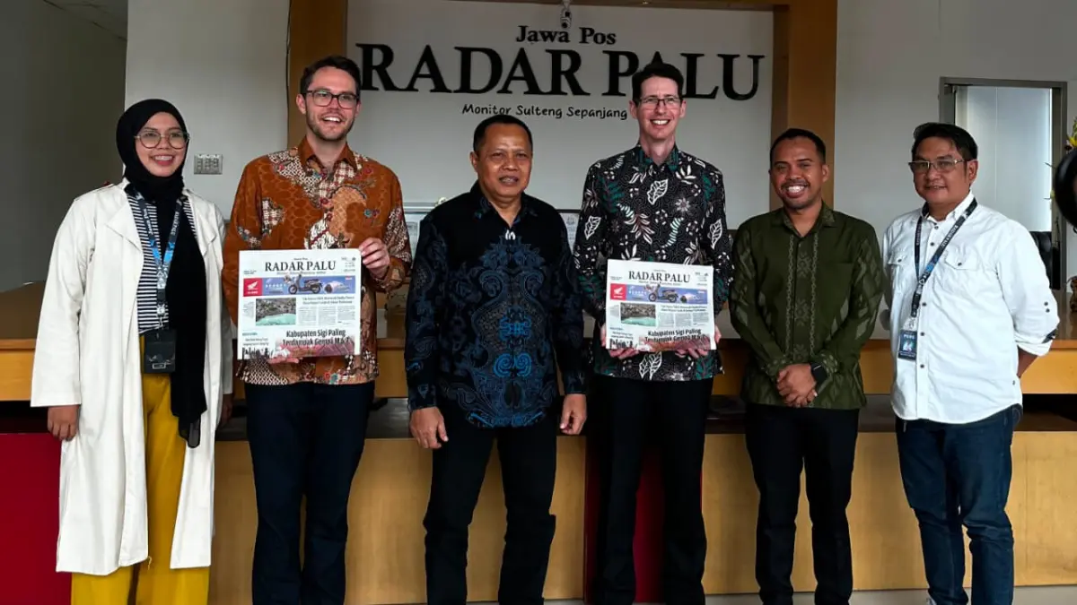 Konsul Jenderal Australia di Makassar, Todd Dias, mengunjungi Radar Palu dan berdiskusi mengenai pendidikan, peluang beasiswa Australia bagi warga Sulawesi Tengah, serta pentingnya menangkal penyebaran berita hoaks. 