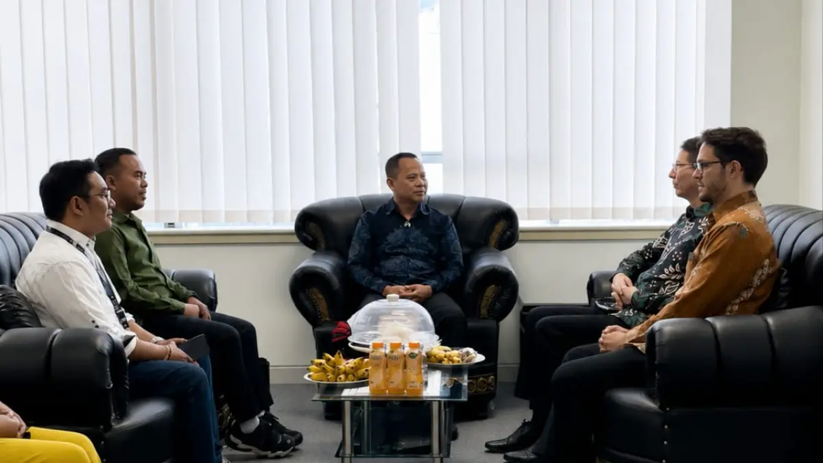 Konsul Jenderal Australia di Makassar Todd Dias saat berdiskusi dengan manajemen Radar Palu mengenai peluang beasiswa Australia Awards, kursus singkat, dan program hibah bagi masyarakat Sulawesi Tengah. FOTO Raffy Radar Palu 
