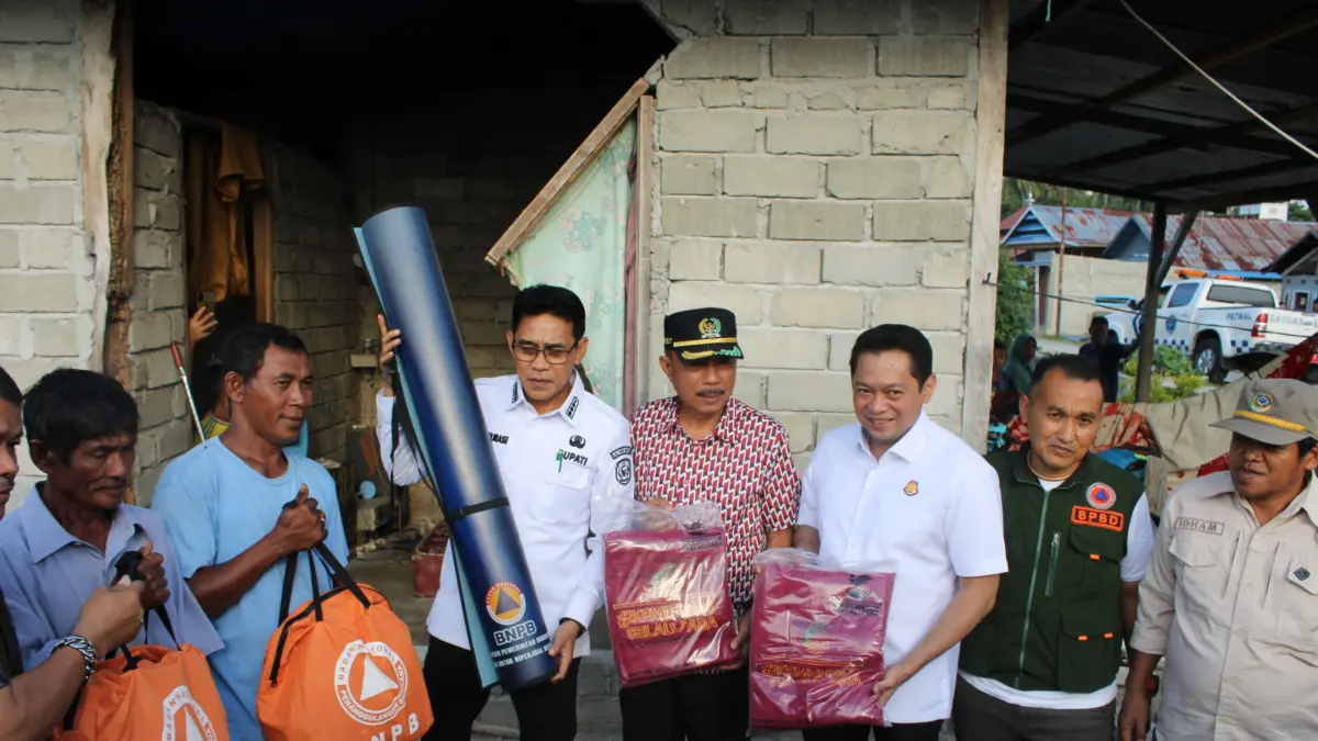 MENINJAU: Kajari Parimo Dian Herdiman, bersama Bupati Parimo H. Erwin Burase turun langsung meninjau Desa Torue dan Desa Tolai, Kecamatan Torue, Kabupaten Parimo, Sulawesi Tengah.(FOTO: ISTIMEWA/RADAR PALU).