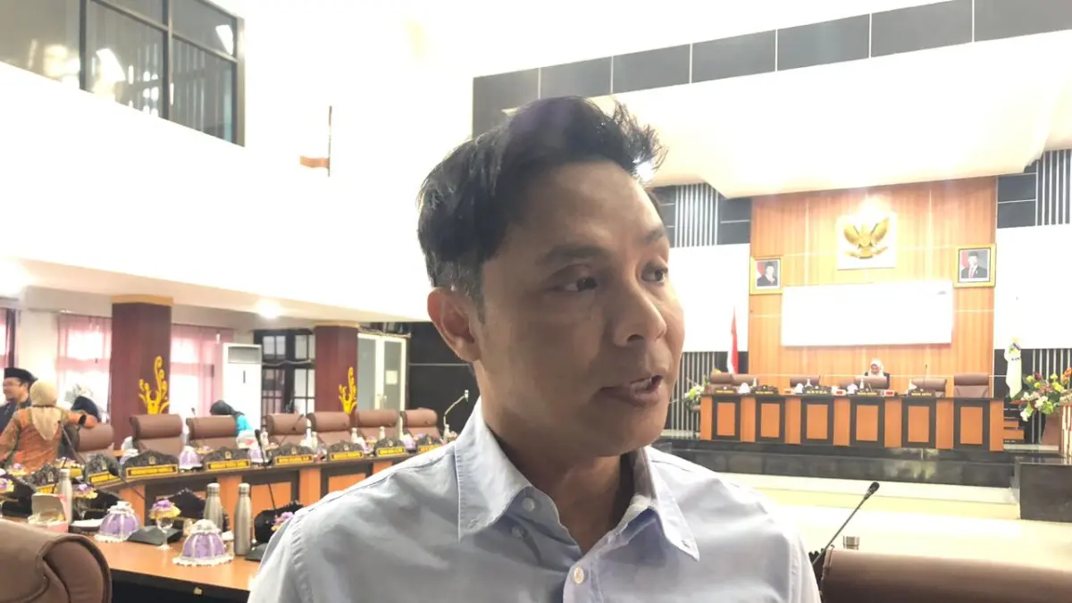 Anggota Komisi A DPRD Kota Palu dari Fraksi Demokrat, Ucu Susanto, menyampaikan dukungannya terhadap penerapan Kawasan Tanpa Rokok (KTR) di Kota Palu usai mengikuti Rapat Paripurna DPRD Kota Palu, Kamis (18/6/2026). Ia juga mendorong penyediaan smoking room sebagai fasilitas pendukung bagi perokok. (Annisa Nurul Wibdy/Radar Palu) 