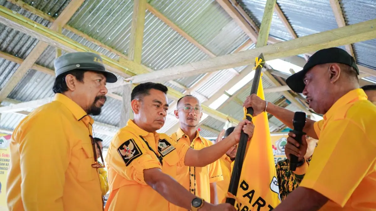 PATAKA: Plt Ketua Partai Golkar Donggala H. Henri Kusuma Muhidin, saat menyerahkan pataka Partai Golkar kepada Ketua PK Partai Golkar Kecamatan Pinembani Kabupaten Donggla, Damin, pada Rabu (17/6/2026).(FOTO: ISTIMEWA/RADAR PALU).