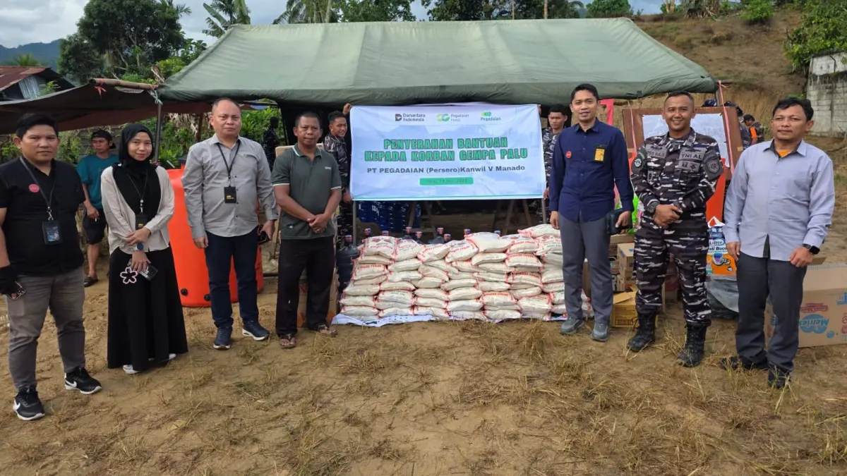 Pegadaian CP Palu saat turun langsung memberikan bantuan ke posko korban gempa di Sigi. (Dokumentasi Pegadaian CP Palu)