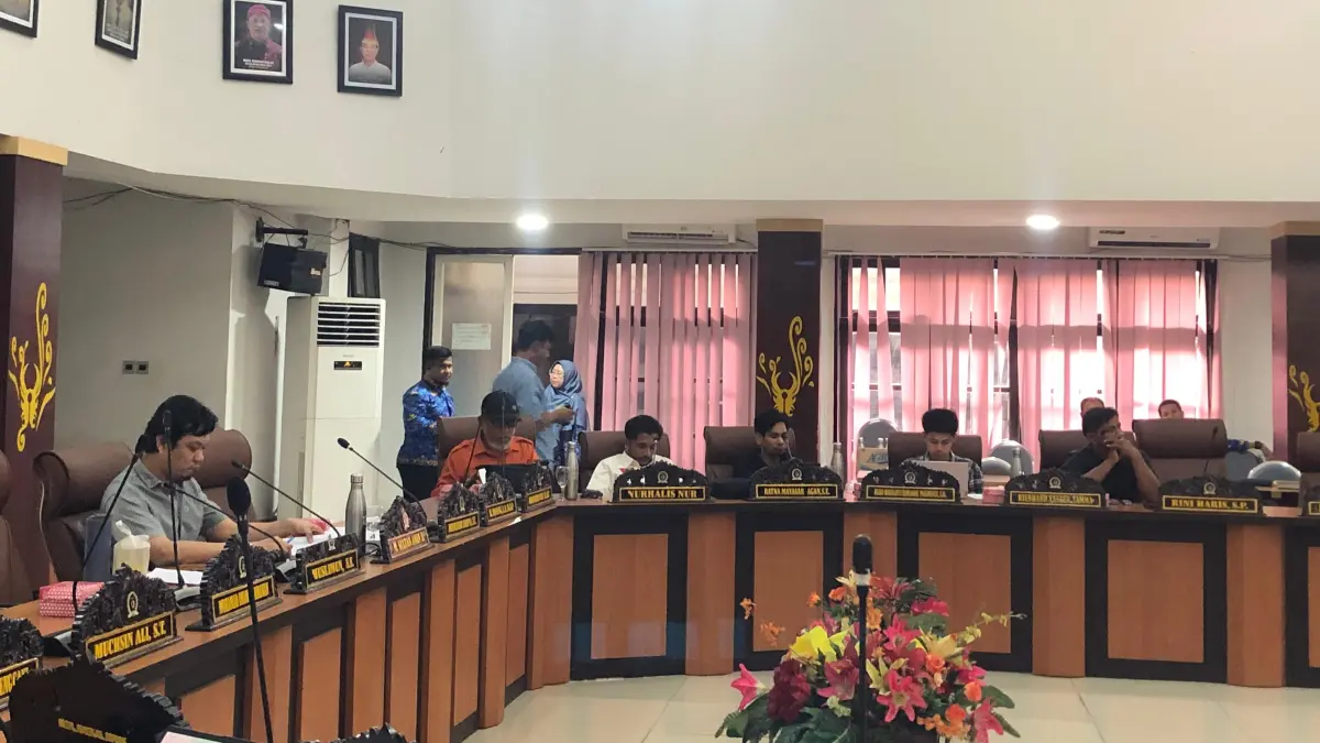Suasana rapat Bapemperda DPRD Kota Palu yang membahas Ranperda Sanitasi Total Berbasis Masyarakat (STBM), Rabu (17/6/2026). Pembahasan diwarnai perbedaan pandangan terkait urgensi pembentukan regulasi tersebut. Foto: Annisa Wibdy/Radar Palu 