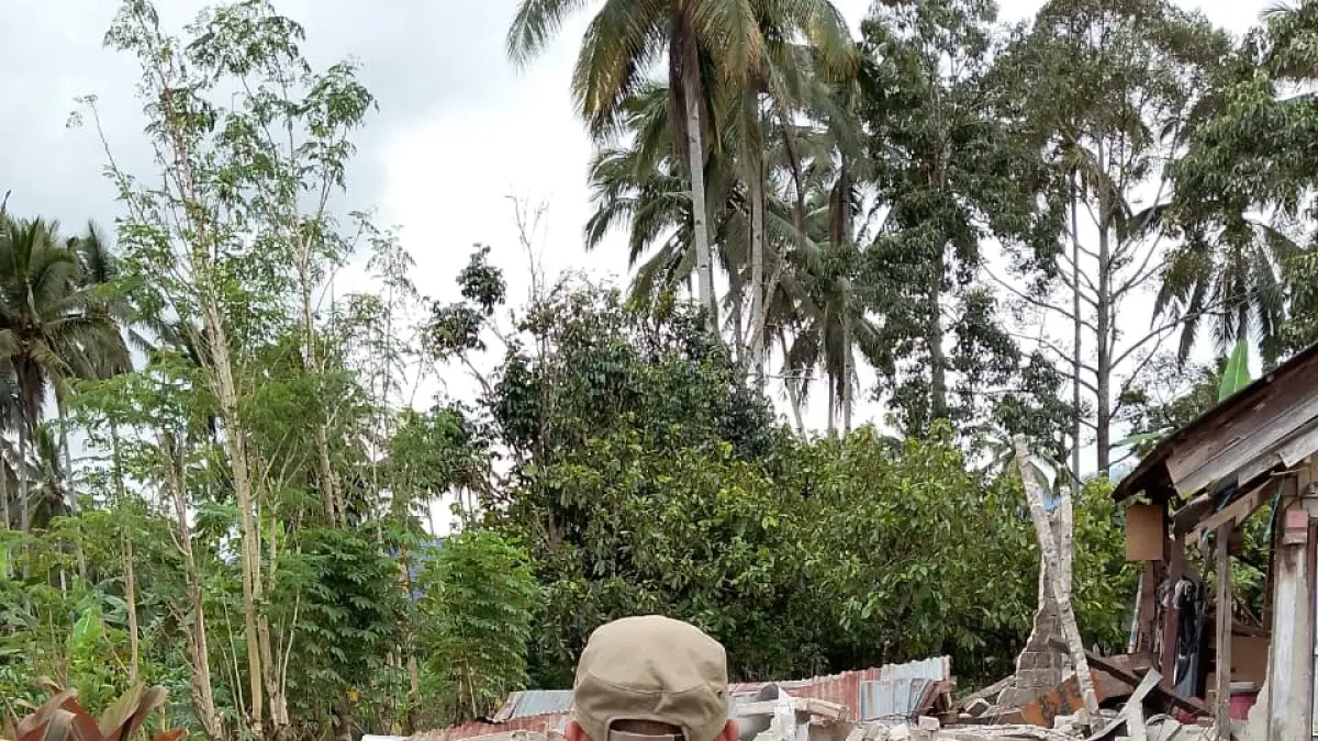 TINGGAL PUING: Desa Kamarora menjadi desa yang paling terdampak dengan banyaknya bangunan warga yang runtuh dan tinggal puing. 