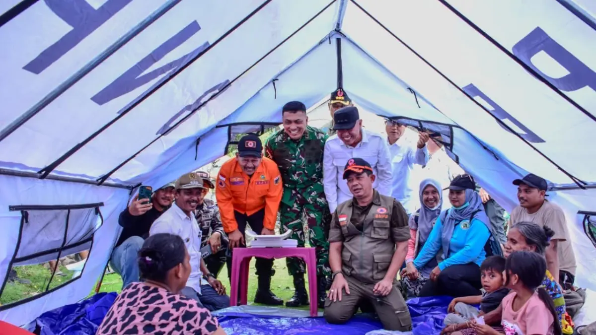 Kepala BNPB Letjen TNI Suharyanto didampingi Pangdam XXIII/Palaka Wira Mayjen TNI J. Binsar P. Sianipar meninjau lokasi terdampak gempa di Kecamatan Palolo dan Nokilalaki, Kabupaten Sigi, sekaligus menyerahkan bantuan logistik kepada masyarakat terdampak, Jumat (19/6/2026)