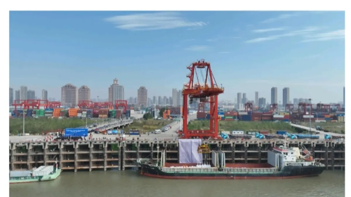 Fasilitas bongkar muat kontainer di Pelabuhan Yangluo Wuhan mengintensifkan operasional pengiriman material proyek energi baru menuju kawasan industri Indonesia guna memangkas durasi pelayaran jalur sungai dan laut. (FOTO: DOK. QMB New Energy Minerals)