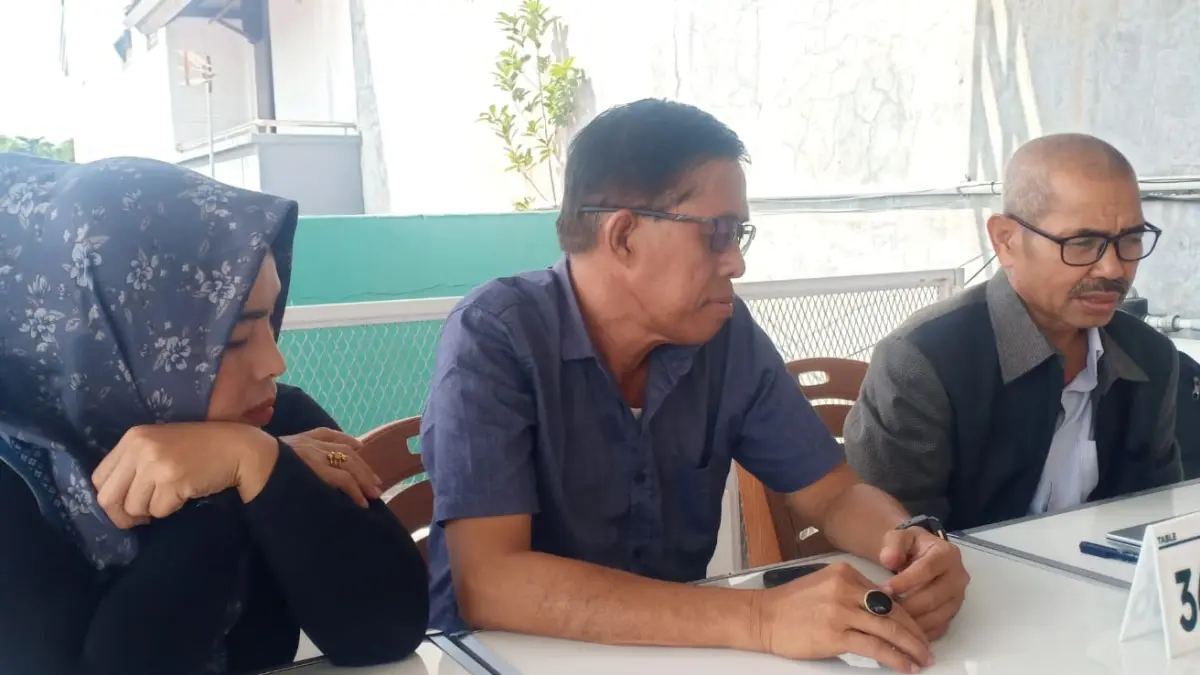BERDAMAI: Advokat Jamrin Zainas, SH., MH, (paling kanan) bersama Kadis Perkim Buol SA, dan isterinya, saat memberikan keterangan pers mengenai jalan damai dengan pelapor, di hadapan Penyidik, Jumat (19/6/2026).(FOTO: ISTIMEWA/RADAR PALU).