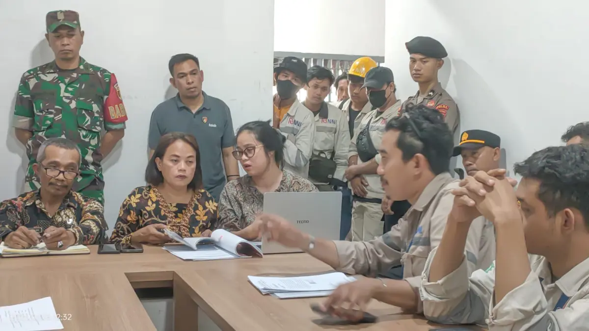 Bidang Hubungan Industrial Disnakertrans Morowali Utara menerima laporan perwakilan buruh PT Nadesico Nickel Industry (NNI), Kamis (18/6/2026). (FOTO: ISTIMEWA/RADAR PALU)