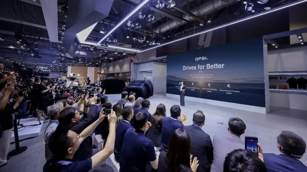 DFSK E5 PLUS versi setir kanan (right-hand drive/RHD) resmi diperkenalkan pada ajang International Automotive & Supply Chain Expo di Hong Kong. 