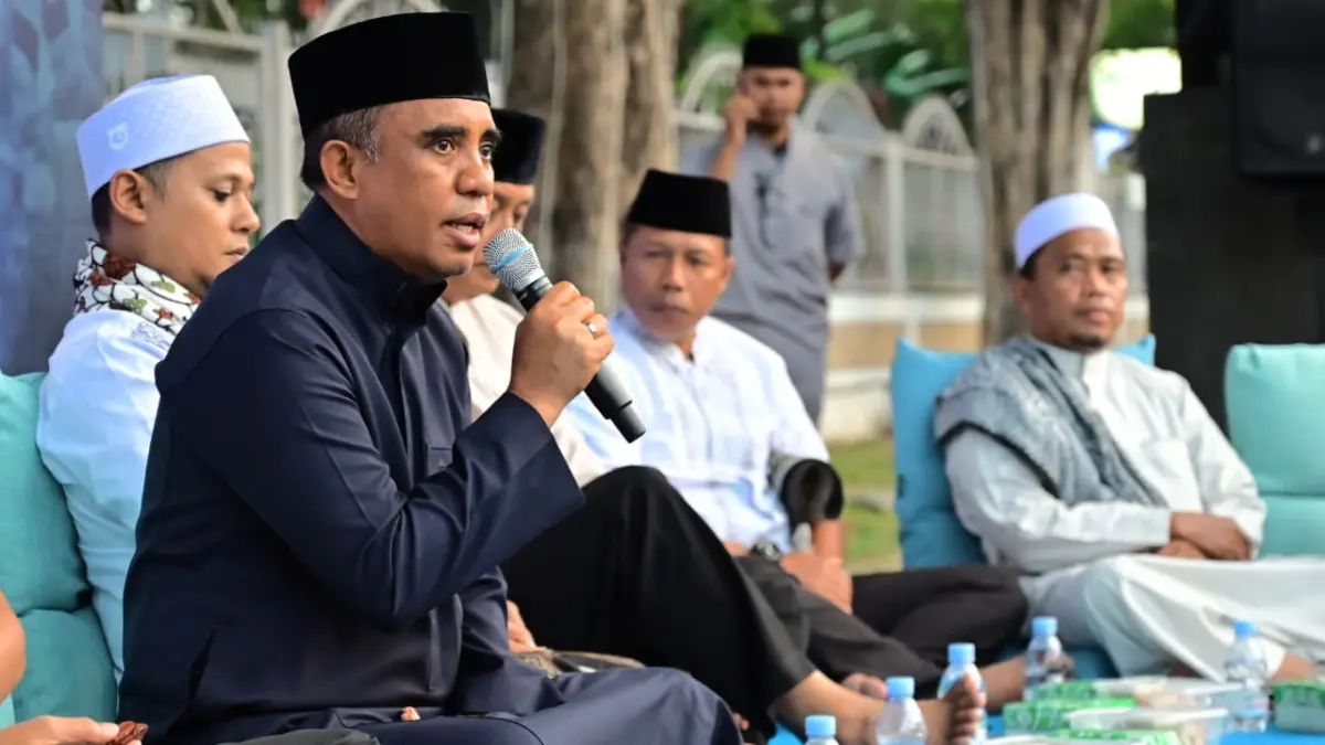Gubernur Sulawesi Tengah Anwar Hafid bersama Wakil Gubernur Reny Lamadjido mengikuti Sholat Subuh Berjamaah dan Dzikir Bersama di halaman Kantor Gubernur Sulteng, Jumat (19/6/2026). (RO ADPIM SULTENG)