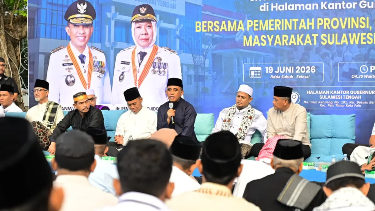 Gubernur Sulawesi Tengah Anwar Hafid menyampaikan pesan spiritual di hadapan ribuan jamaah saat Jumat Subuh Berkah dan peringatan 1 Muharram 1448 Hijriah di halaman Kantor Gubernur Sulteng, Jumat (19/6/2026).