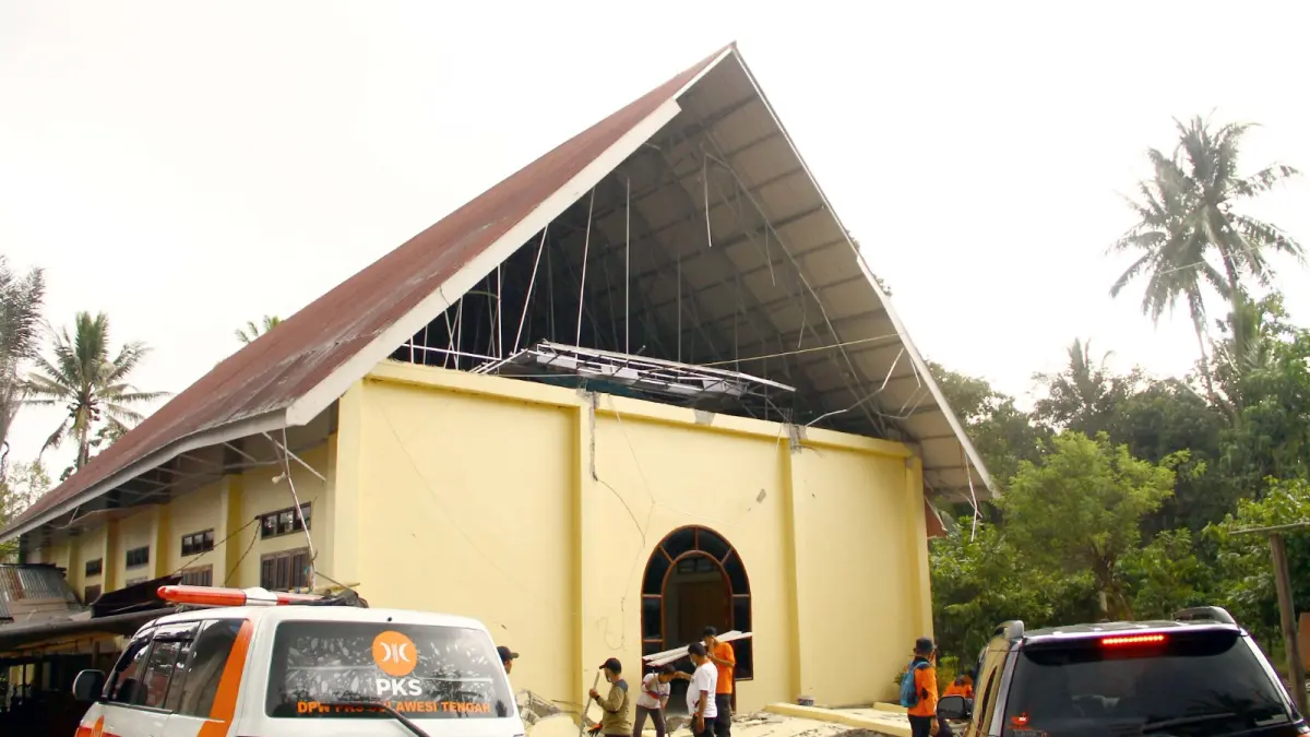 MEMBERSIHKAN: Tampak relawan PKS Sulteng, membersihkan puing-puing beton dan plafon sebuah gereja terdampak gempa bumi, di Kabupaten Sigi, Kamis (18/6/2026).(FOTO: HUMAS DPW PKS SULTENG/RADAR PALU).