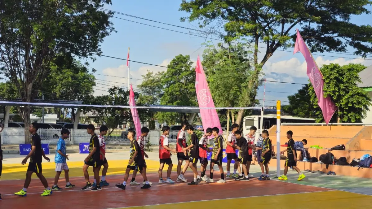 PERTANDINGAN PERDANA Suasana laga pembuka Radar Palu Cup II 2026 tingkat SMP di Lapangan KONI Kota Palu, Jumat (1962026). FOTO TASWINRADAR PALU