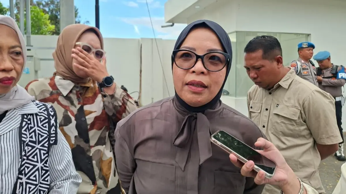 Wakil Ketua I DPRD Provinsi Sulawesi Tengah, Arnila H. Ahmad Ali, saat memberikan keterangan terkait aspirasi mahasiswa yang disampaikan dalam aksi unjuk rasa di Kantor DPRD Sulteng, Kamis (18/6/2026). (Foto: Annisa Nurul Wibdy/Radar Palu)