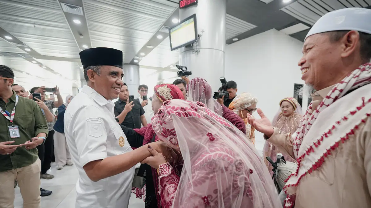 Gubernur Sulawesi Tengah Anwar Hafid menyampaikan doa bagi jamaah haji yang wafat saat menunaikan ibadah di Tanah Suci saat menyambut kepulangan Kloter BPN-9 di Bandara Internasional Mutiara SIS Al-Jufri, Palu, Sabtu (20/6/2026). Foto: Adpim Sulteng&nbsp;