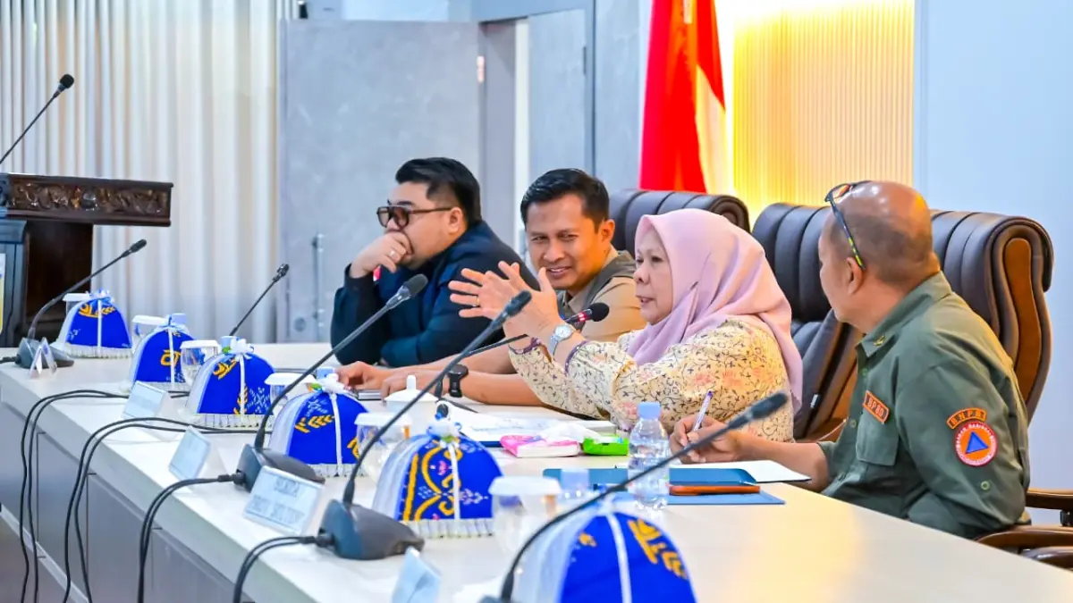 Rapat penanganan darurat gempa bumi yang dipimpin Wakil Gubernur Sulawesi Tengah, dr. Reny A. Lamadjido, mewakili Gubernur Sulawesi Tengah, di Ruang Polibu Kantor Gubernur, Sabtu (20/6/2026). Foto: Ro. Adpim Sulteng 