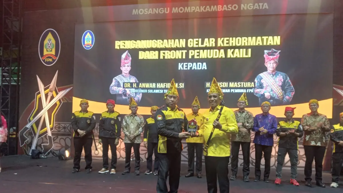 SERAHKAN GUMA: Ketua PB-FPK Sulteng Moh. Erwin Lamporo (kiri), menyerahkan Guma kepada Gubernur Sulteng, Dr. H. Anwar Hafid, Sabtu (20/6/2026).(FOTO: MUCHSIN SIRADJUDIN/RADAR PALU). 